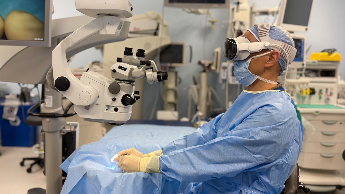 Sharp HealthCare inicia estudo com Apple Vision Pro em cirurgias de catarata